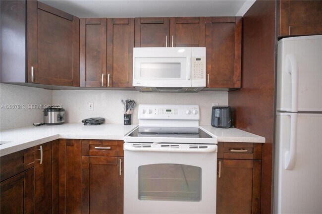 Building Photo - 500 NE 26th St Unit 2C