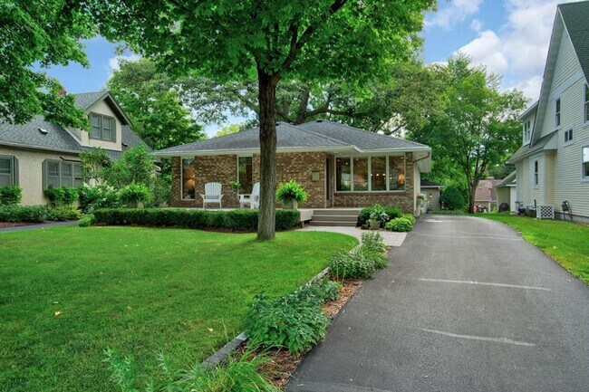 Building Photo - Wayzata 3 bedroom 3 bath Charmer- Availabl... Rental