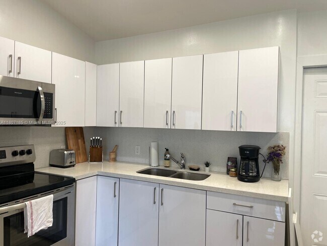 Building Photo - 26 NE 70th St Rental