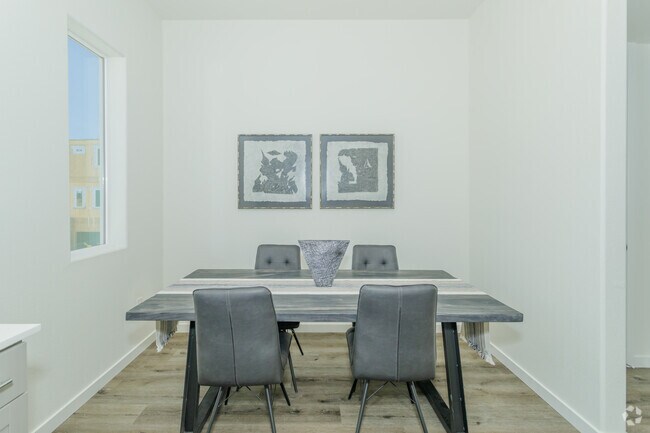 3BR, 2.5BA -1,672 SF