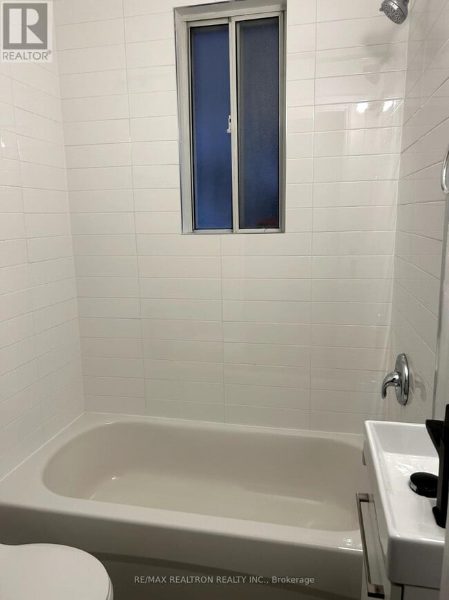 Photo - 1293 Gerrard St E