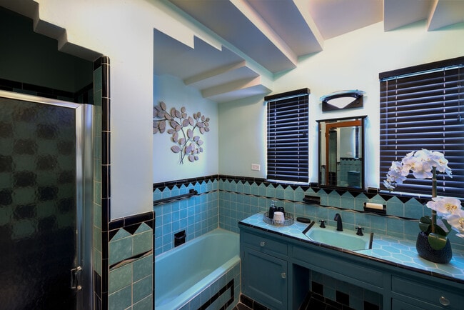 Baño completo privado - 2141 W 83rd -Furnished + Utilities Paid!