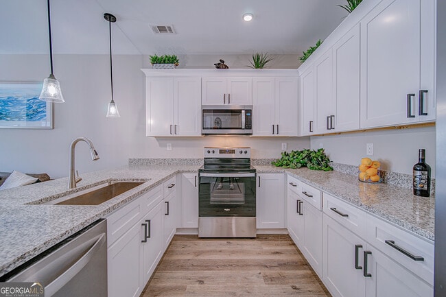 Building Photo - 15 Sandstone Dr