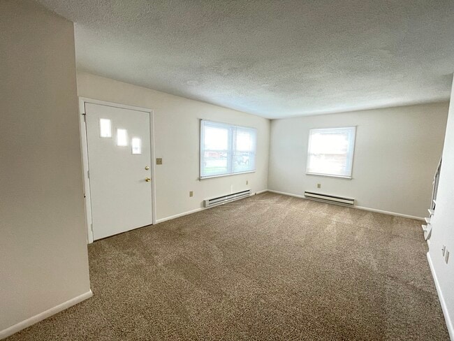 Living Room/Front Entry - 739 E Grandview Blvd