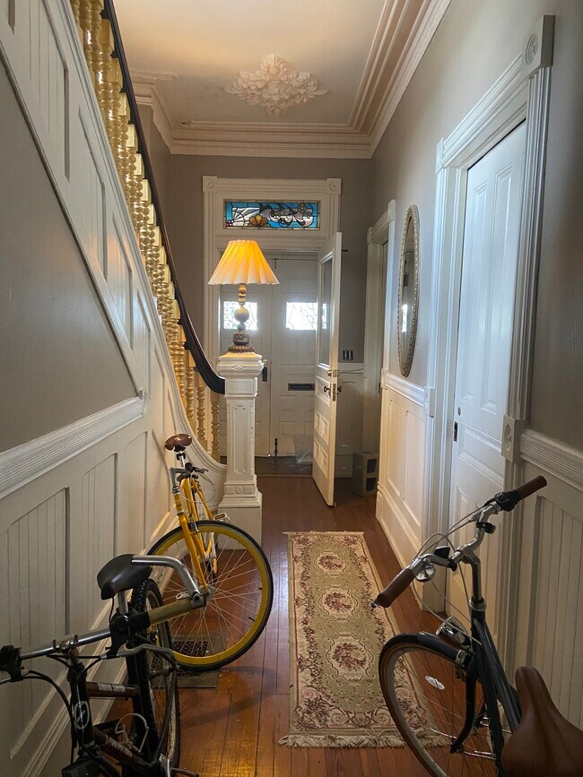 Common entry foyer - 401 E Duffy St