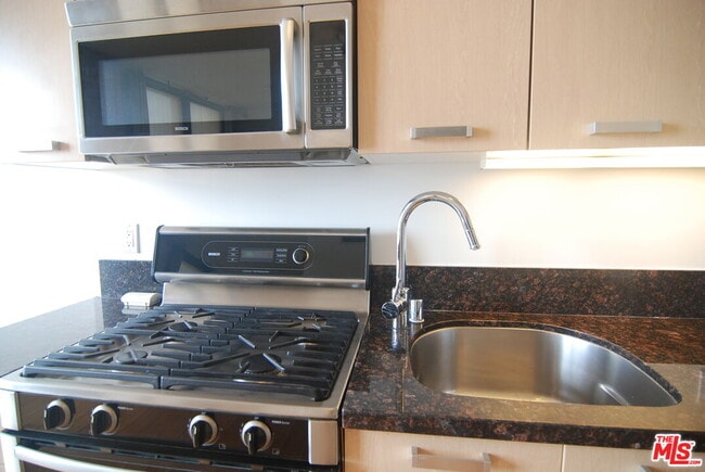 460 S Spring St Unit 907