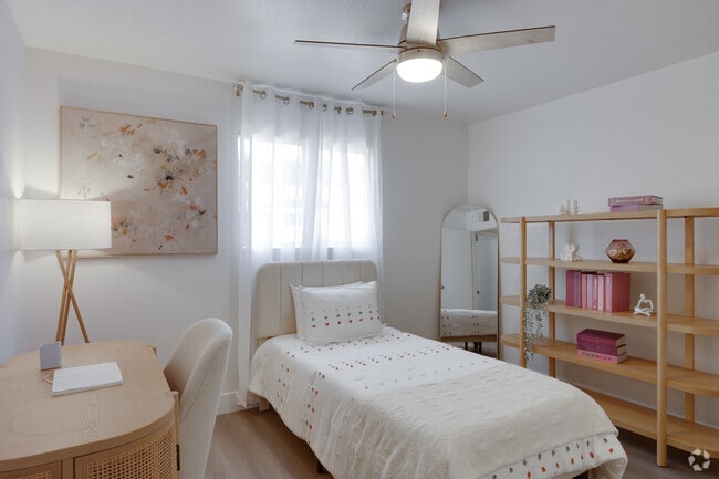 2BR, 2BA - 912SF - Bedroom