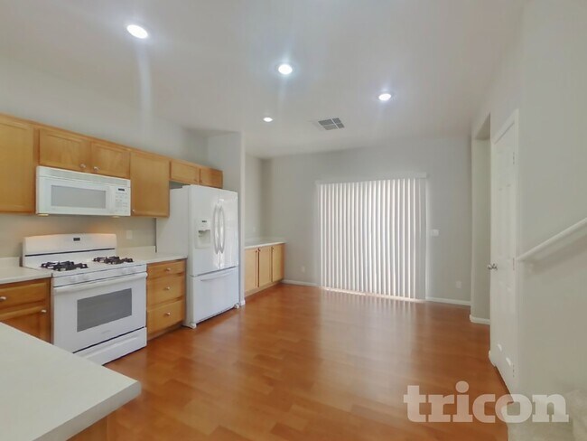 Photo - 878 Blue Rosalie Pl