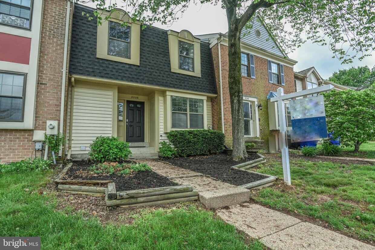 4-bedroom townhome in Laurel Lakes - 4-bedroom townhome in Laurel Lakes