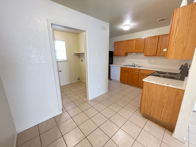 Photo - 2804 Leroy Cir Unidad C