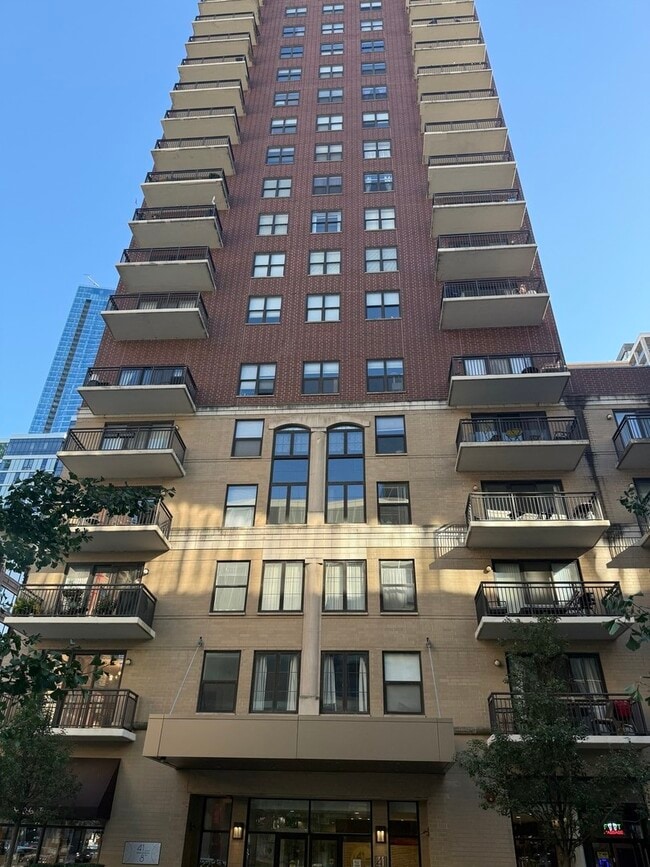 Building Photo - 41 E 8th St Unit 1604