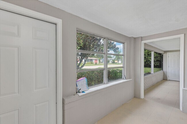 Photo - Charming 3-Bedroom Home with Spacious Yard & Enclosed Porch in Frostproof