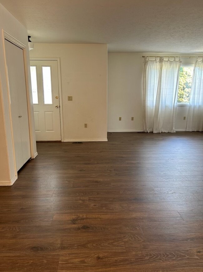 Photo - 654 Maple Pl