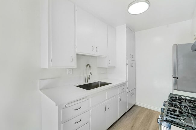 Photo - 1550 S Saltair Ave Unit 7