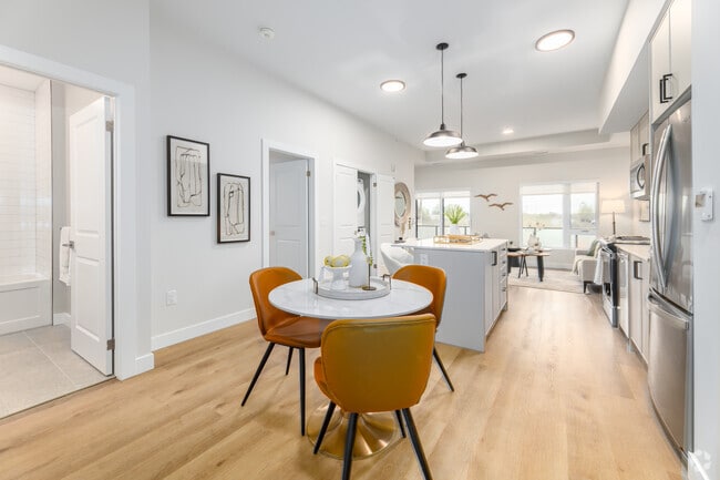 2BR, 2BA - 913SF - Kitchen/Dining Room