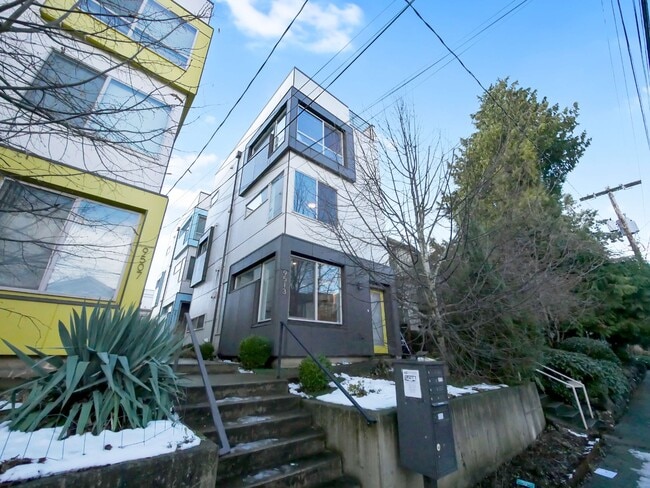 Building Photo - "Charming 2-Bedroom Retreat with 2 Full Baths in the Heart of Seattle – 1100 Sq Ft of Comfort!"