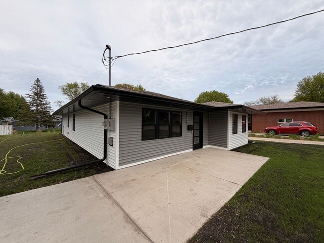 Building Photo - Beautifully Remodeled Zero Entry 2 Bedroom $1850