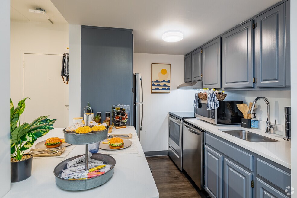 2BR, 1BA - 713SF - Kitchen