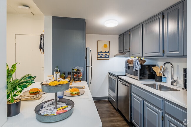 2BR, 1BA - 713SF - Kitchen
