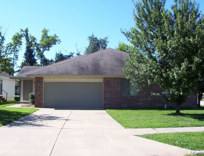 Building Photo - Corner lot 2 bedroom duplex in great locat... Rental