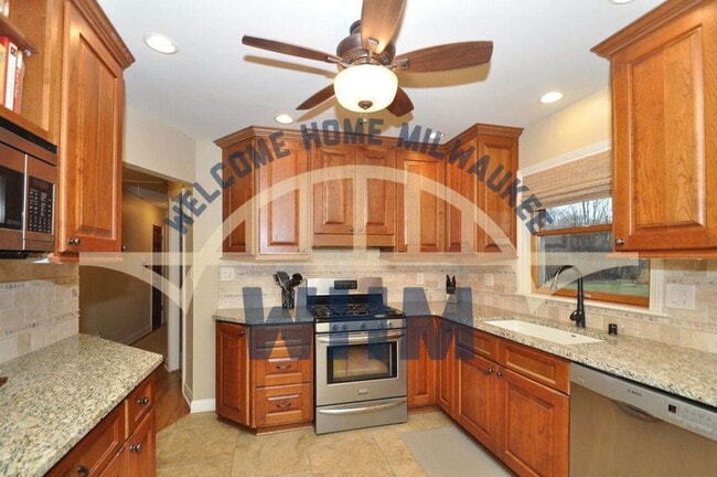 Building Photo - 1920 Fairhaven Blvd Rental