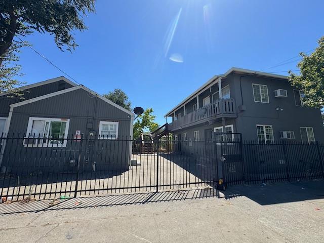796 Lampasas Ave