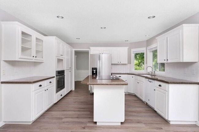 Building Photo - Stunning 4 bedroom, 2.5 bathroom home!! Must See!!