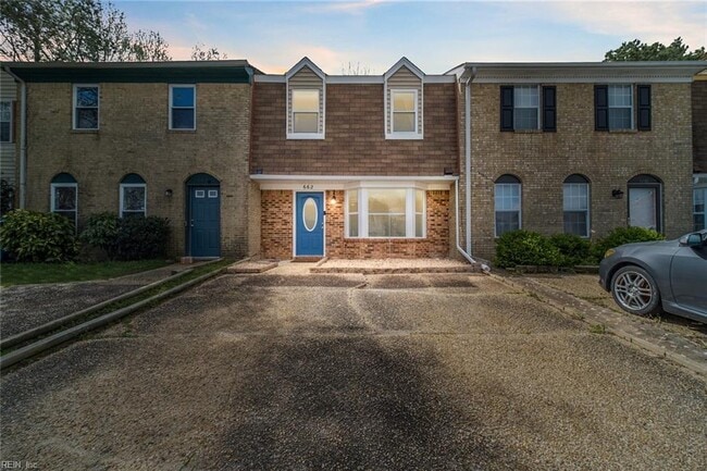 Front - 662 Biltmore Dr