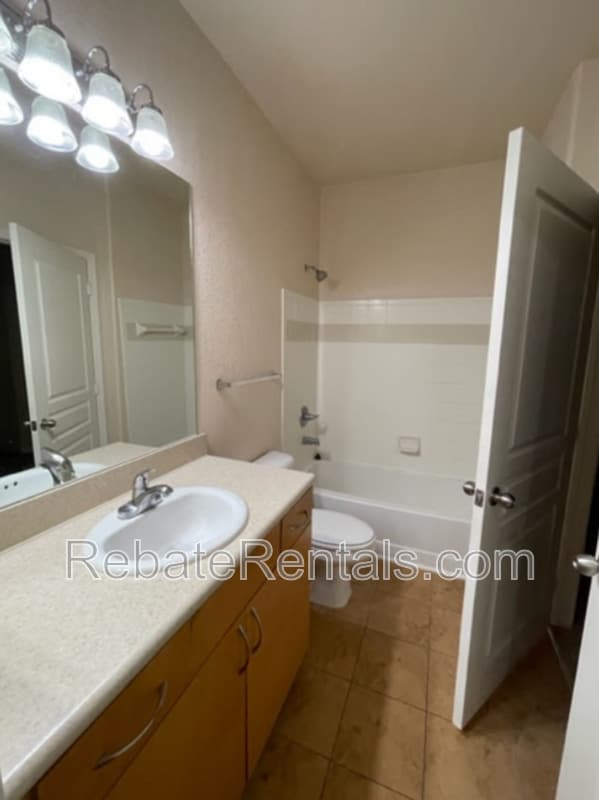 Photo - 8290 Gate Pkwy W Unidad #142