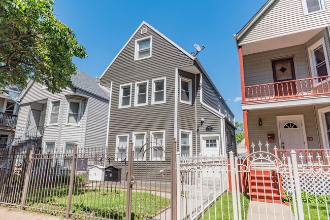 Building Photo - 2923 N Avers Ave Unit 2