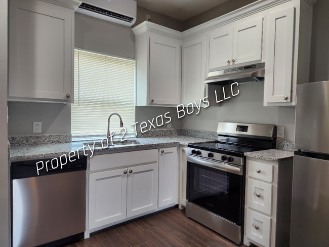 Building Photo - 101 N Pecan St Rental