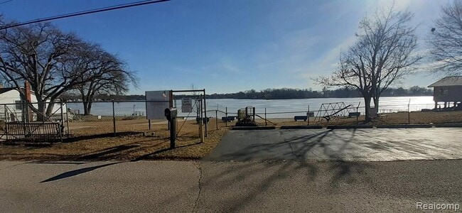 Photo - 2557 Desmond Rd