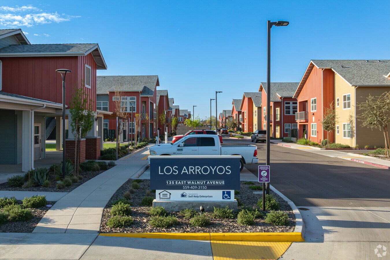 135 E Walnut St - Entrada - Los Arroyos