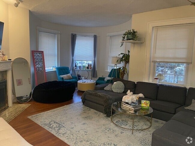 Building Photo - Beautiful 3 bedroom unit in Brookline Rental