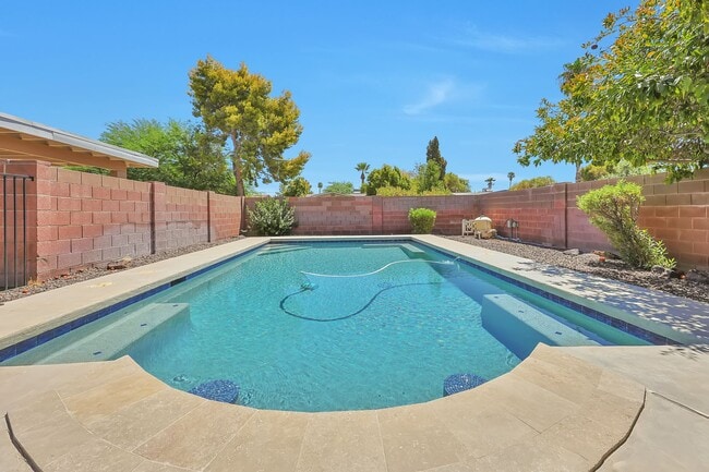 Photo - Large 6 Bedroom near Broadway & Rural!  POOL WITH SWIM UP BAR!