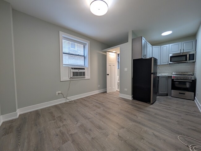 Building Photo - 503 W Belmont Ave Unit 4G
