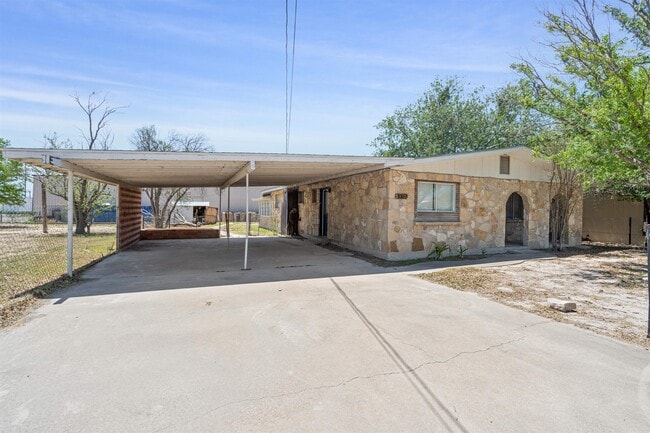 Photo - 1007 E 2nd St