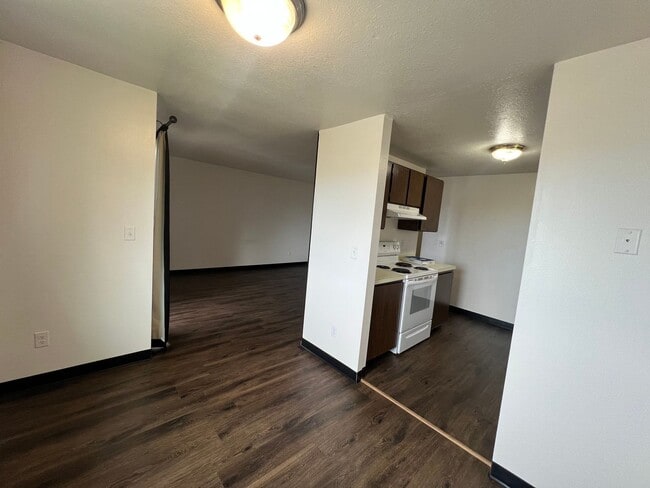Building Photo - Village View Apartments Unit 9