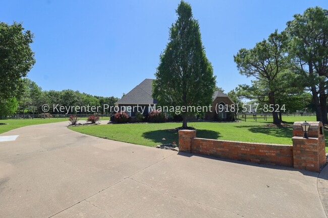 Photo - Incredible 4 Bedroom 4 Bath Home in Owasso!!!