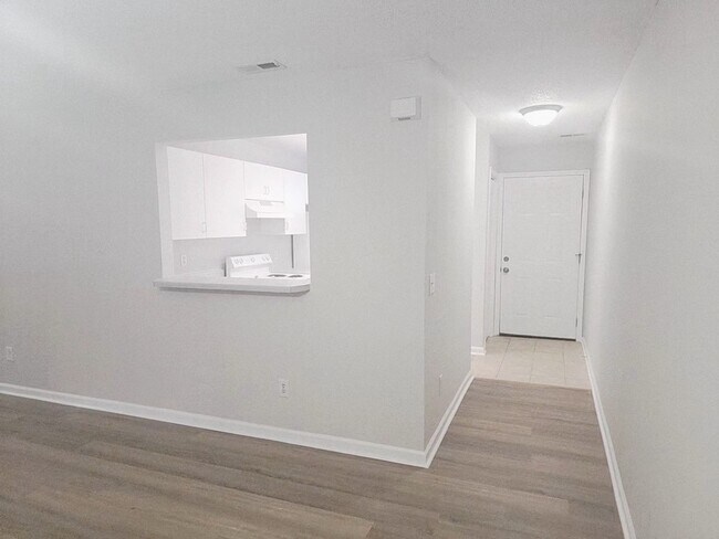 Photo - HAWTHORNE PARK GROUND LEVEL CONDO Unidad B