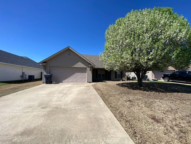 Building Photo - 3bed/2bath Home with fenced yard located outside the bypass