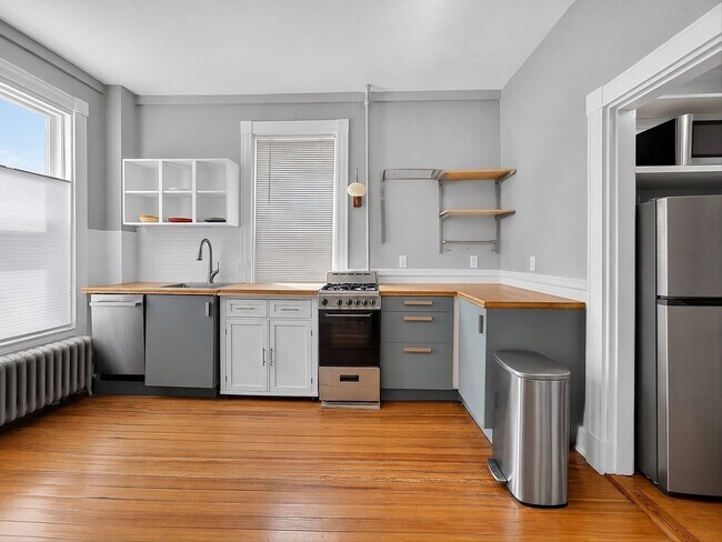 Building Photo - 41 Walnut St Unit 1R