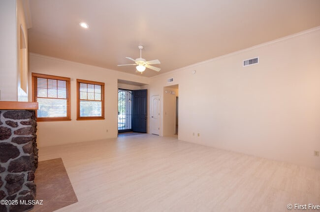 Photo - 624 E 2nd St