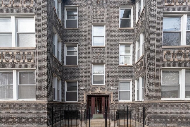 Building Photo - 1266 W Montrose Ave Rental