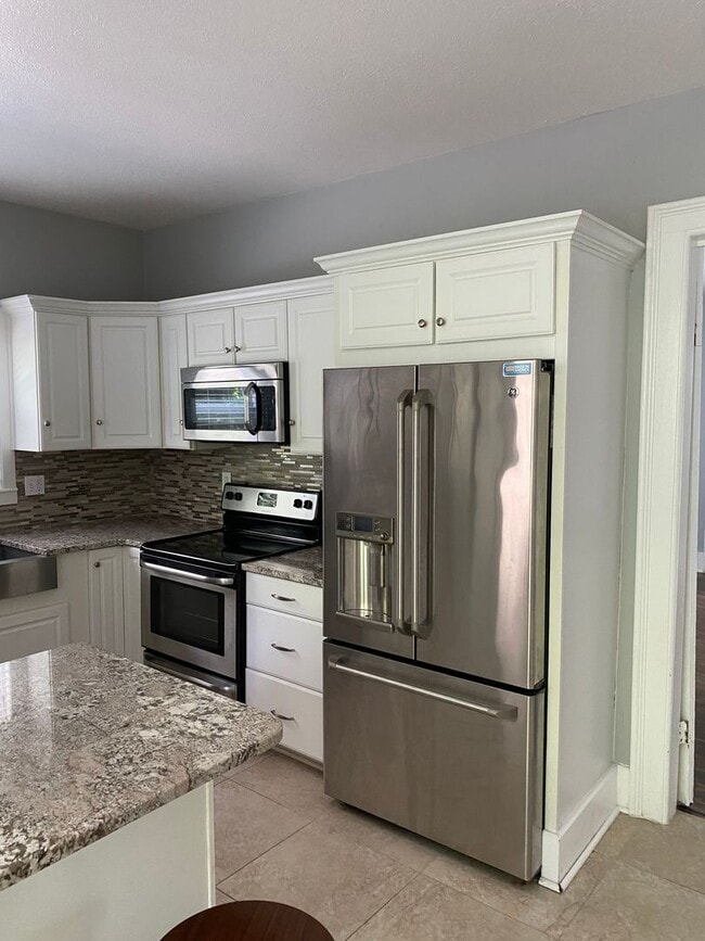 Building Photo - 4 bed/ 2 bath