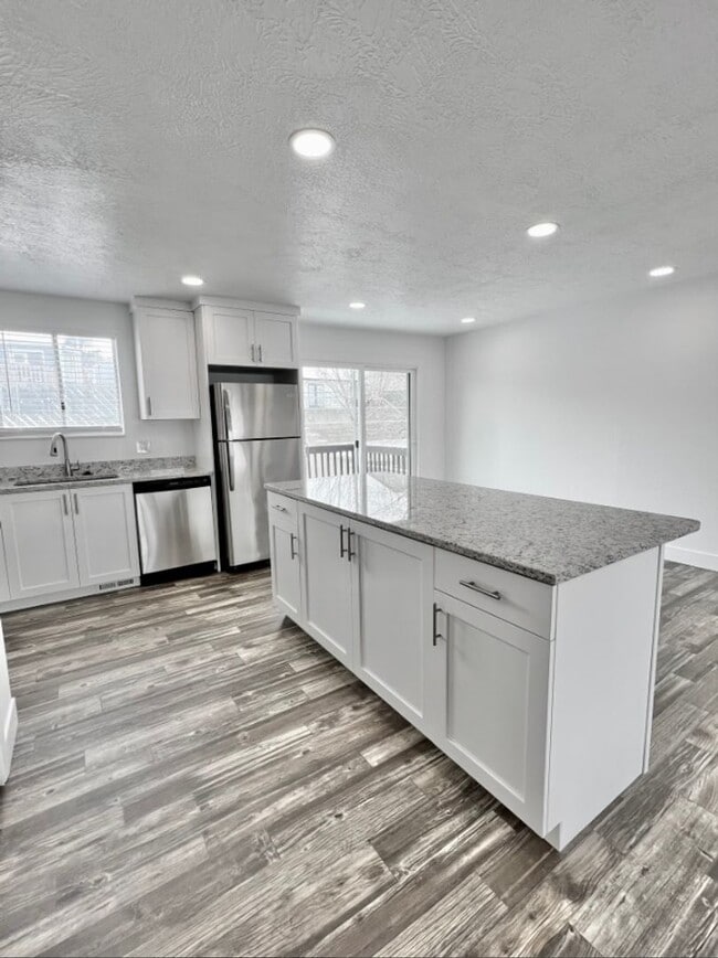 Building Photo - Beautiful remodeled 5 bed 2 bath home