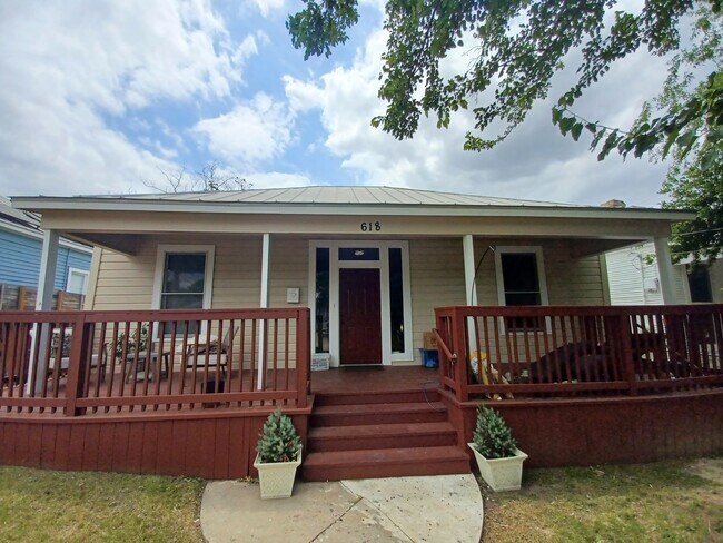 Building Photo - 618 Dawson St Rental