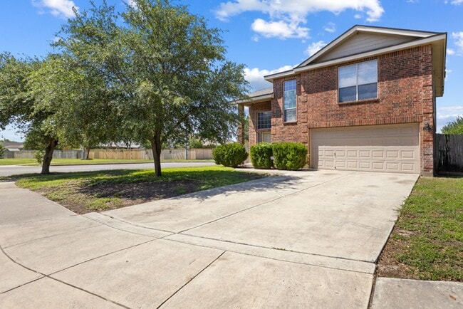 Building Photo - Charming Home Awaits: Spacious & in a Prime Location