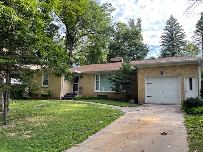 Photo - 223 Oak Hill Dr House