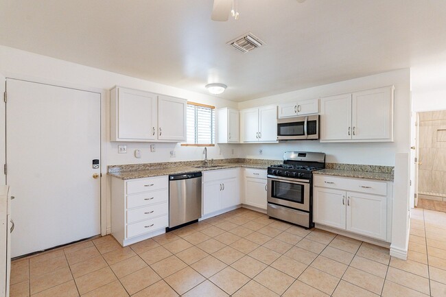 Photo - 327 E Lester St